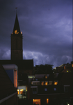 851763 Gezicht op de toren van de Jacobikerk (Jacobskerkhof) in Wijk C te Utrecht bij avond, vanuit de Jan Meijenstraat.